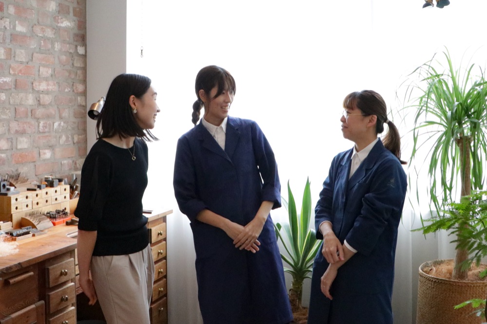 屋外で談笑するithのスタッフ3名