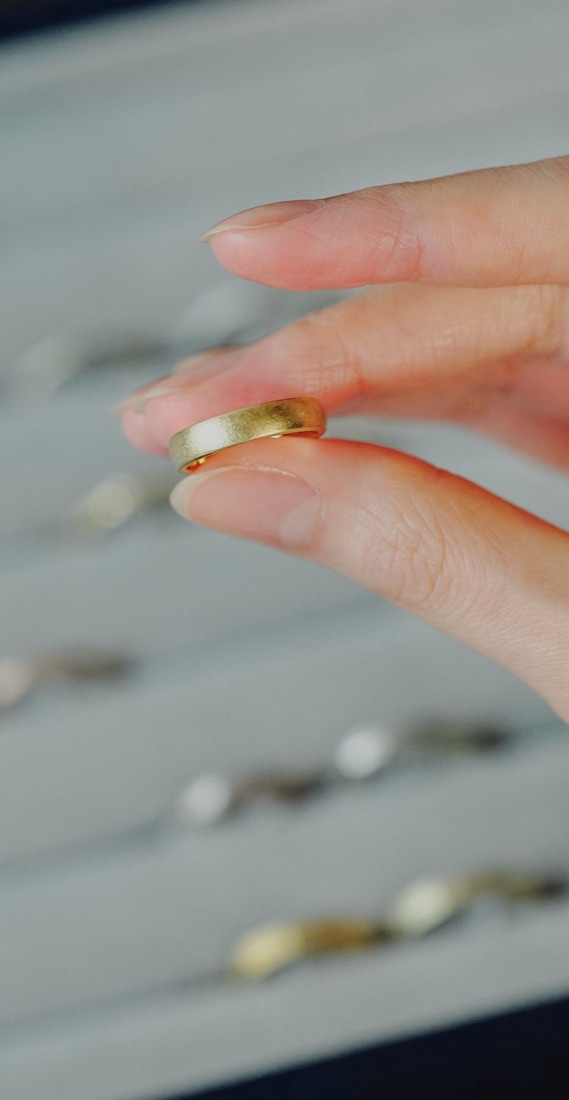 指先でつままれた一本の結婚指輪